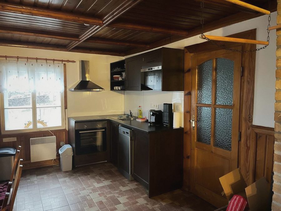 Kuchyňská linka s troubou, digestoří a kávovarem